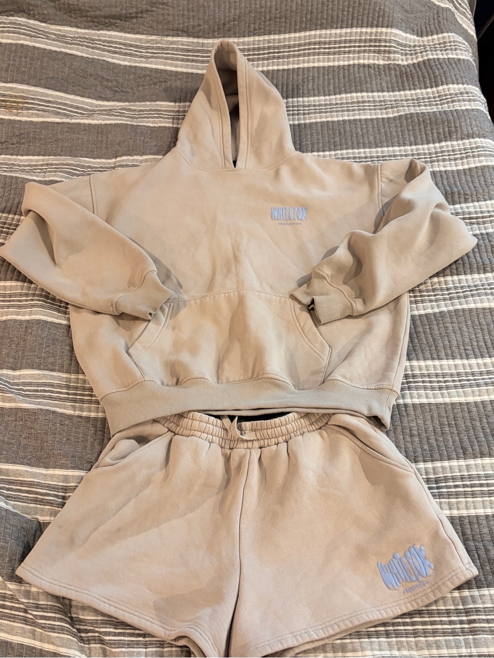 White Fox Pale Grey Women’s M/L Hoodie & Shorts Set -